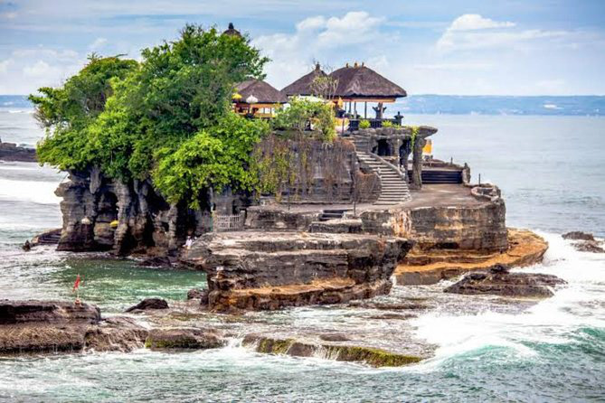 Tanah Lot - ngôi đền nổi xinh đẹp ở Bali luôn tấp nập du khách viếng thăm |  Dân Việt
