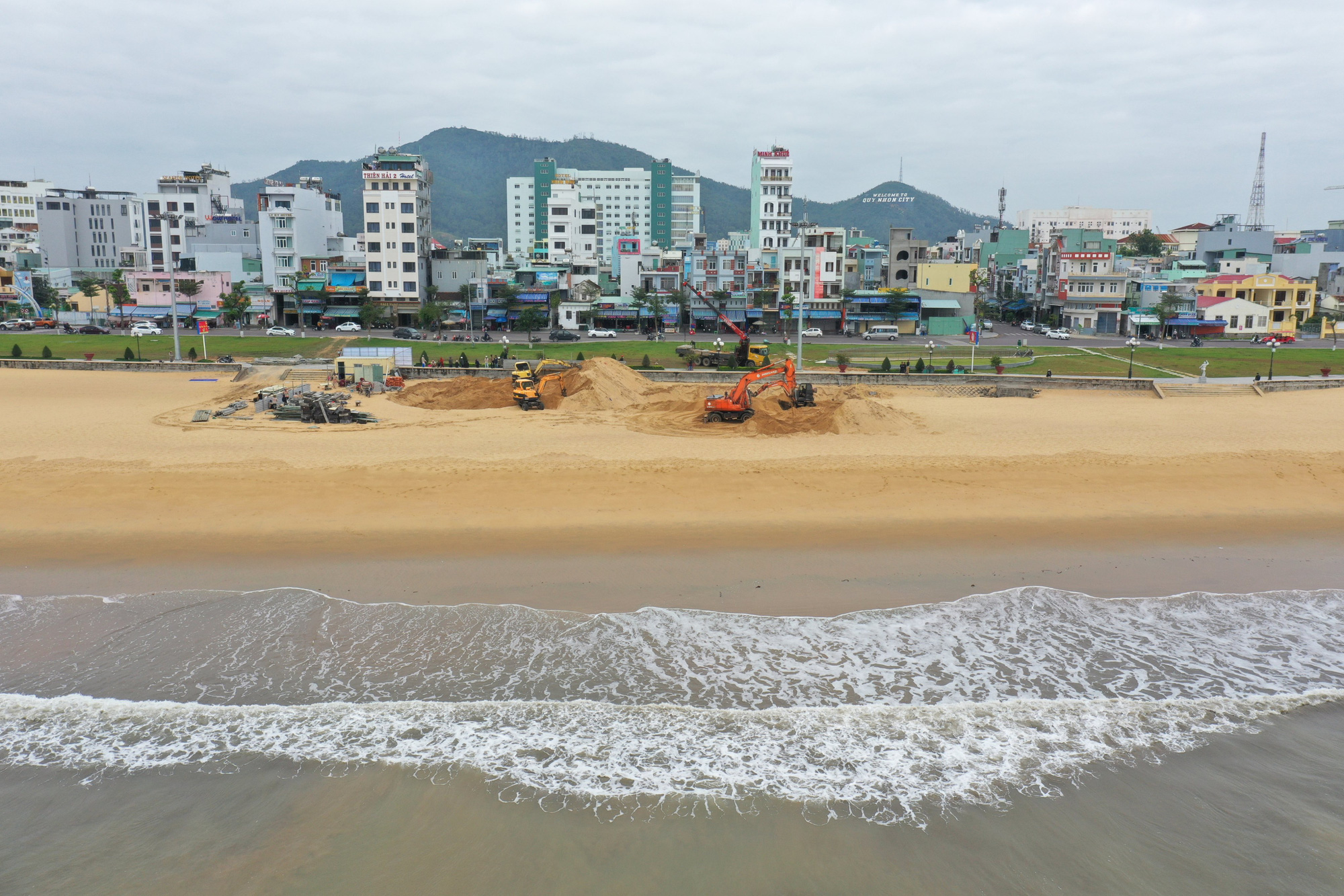 Chủ tịch Bình Định Nguyễn Phi Long chỉ đạo gì về vụ 65 trụ móng bê tông “mọc” không phép trên bãi biển Quy Nhơn? - Ảnh 1.