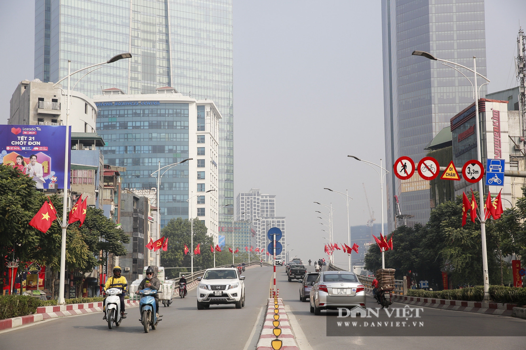 Hà Nội tràn ngập sắc đỏ chào mừng Đại hội đại biểu toàn quốc lần thứ XIII của Đảng - Ảnh 4.