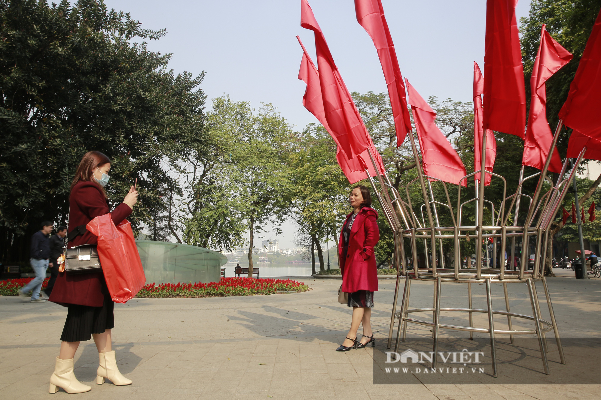 Hà Nội tràn ngập sắc đỏ chào mừng Đại hội đại biểu toàn quốc lần thứ XIII của Đảng - Ảnh 7.