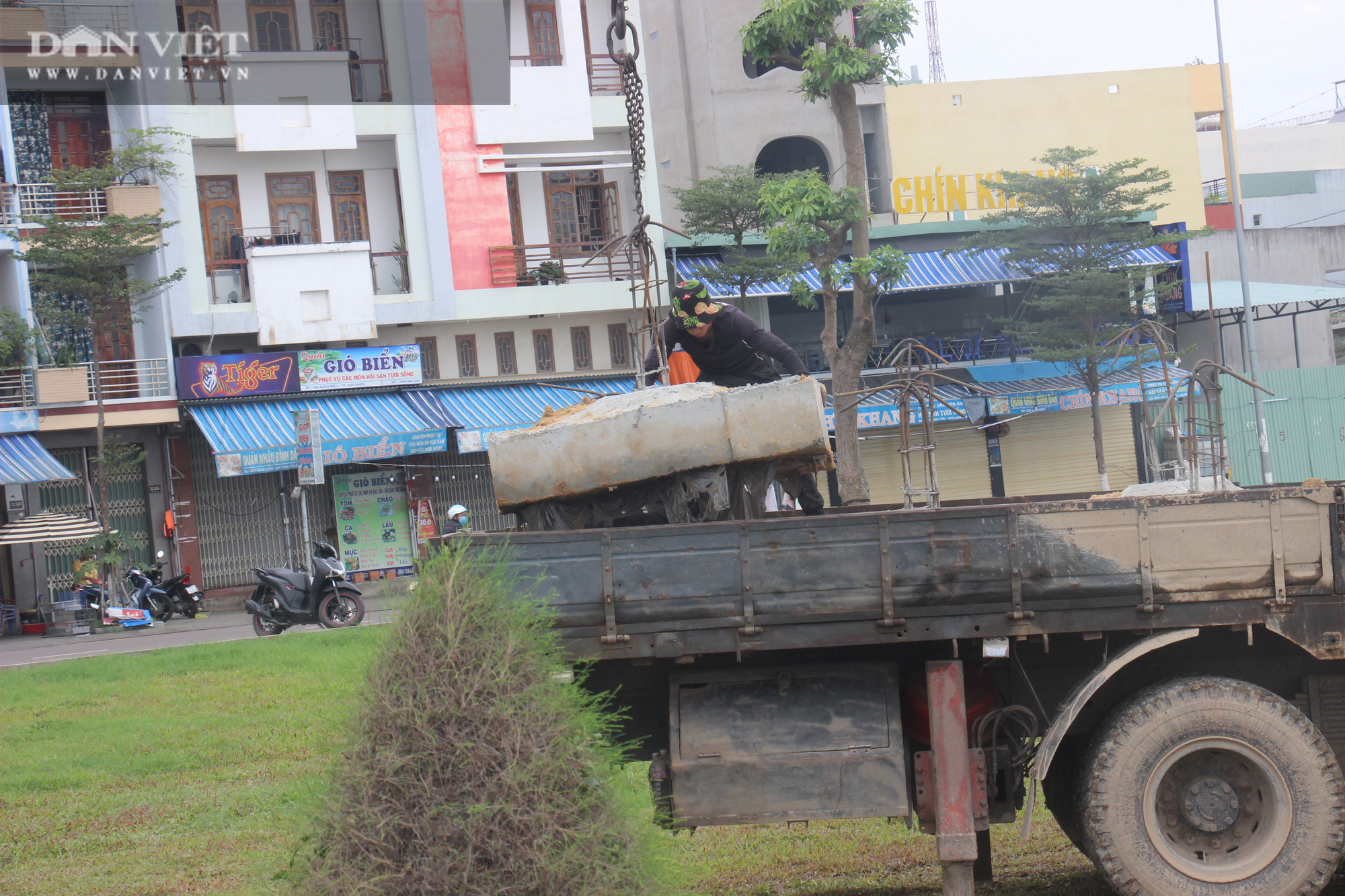 Cận cảnh cẩu 65 móng trụ bê tông không phép rời khỏi bãi biển Quy Nhơn - Ảnh 10.