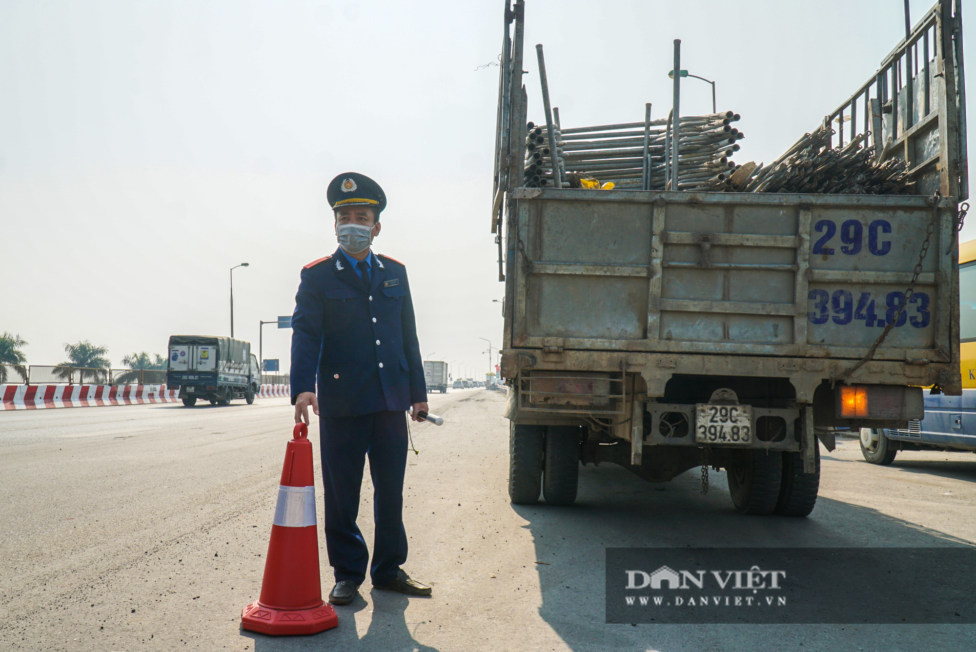 Phạt 11 triệu đồng tài xế xe tải chở quá trọng tải đi lên cầu Thăng Long  - Ảnh 6.