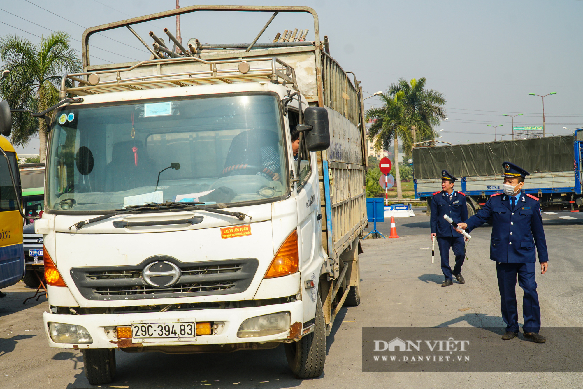 Phạt 11 triệu đồng tài xế xe tải chở quá trọng tải đi lên cầu Thăng Long  - Ảnh 4.