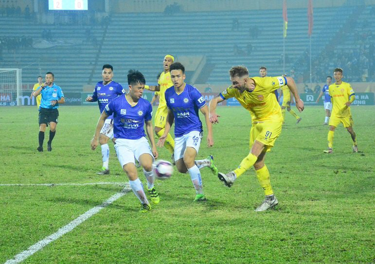 Gramoz lập cú đúp trong chiến thắng thuyết phục 3-0 của Nam Định trước Hà Nội. Ảnh: Đức Trưởng