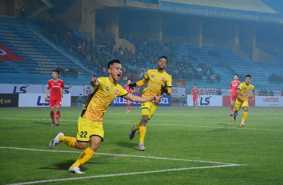 Phú Nguyên ăn mừng bàn thắng duy nhất giúp Hải Phòng đá bại đương kim vô địch V.League Viettel. Ảnh: Đức Trưởng