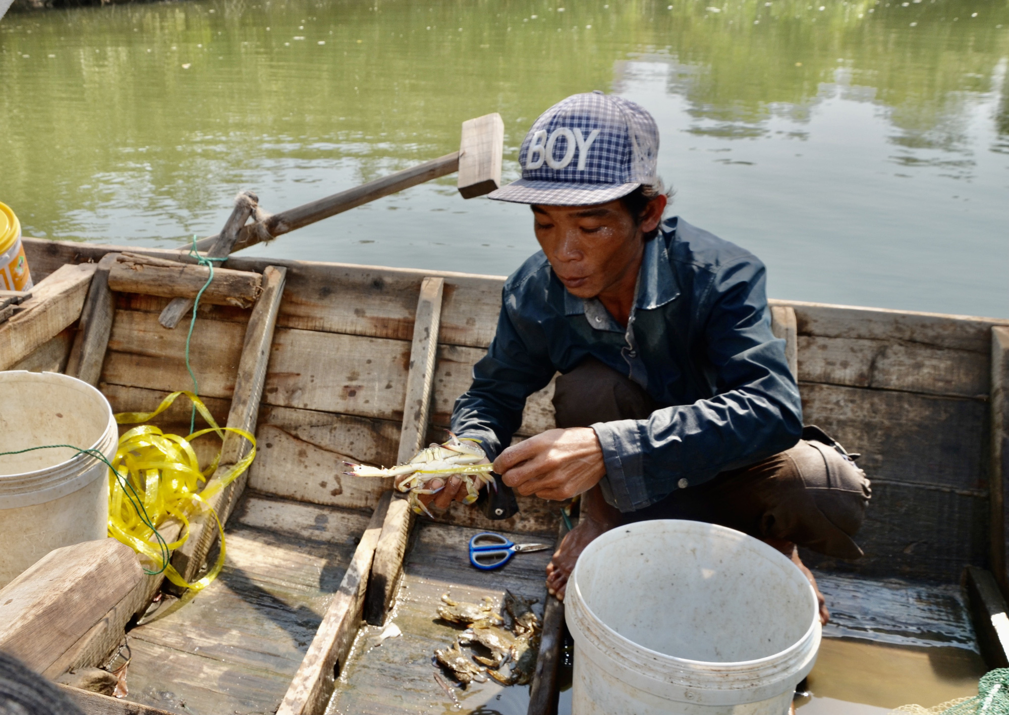 Bà Rịa-Vũng Tàu: Đáng mừng, dân đã bắt được vô số cá tôm trên sông Thị Vải, kiếm 500.000 đồng mỗi ngày - Ảnh 2.