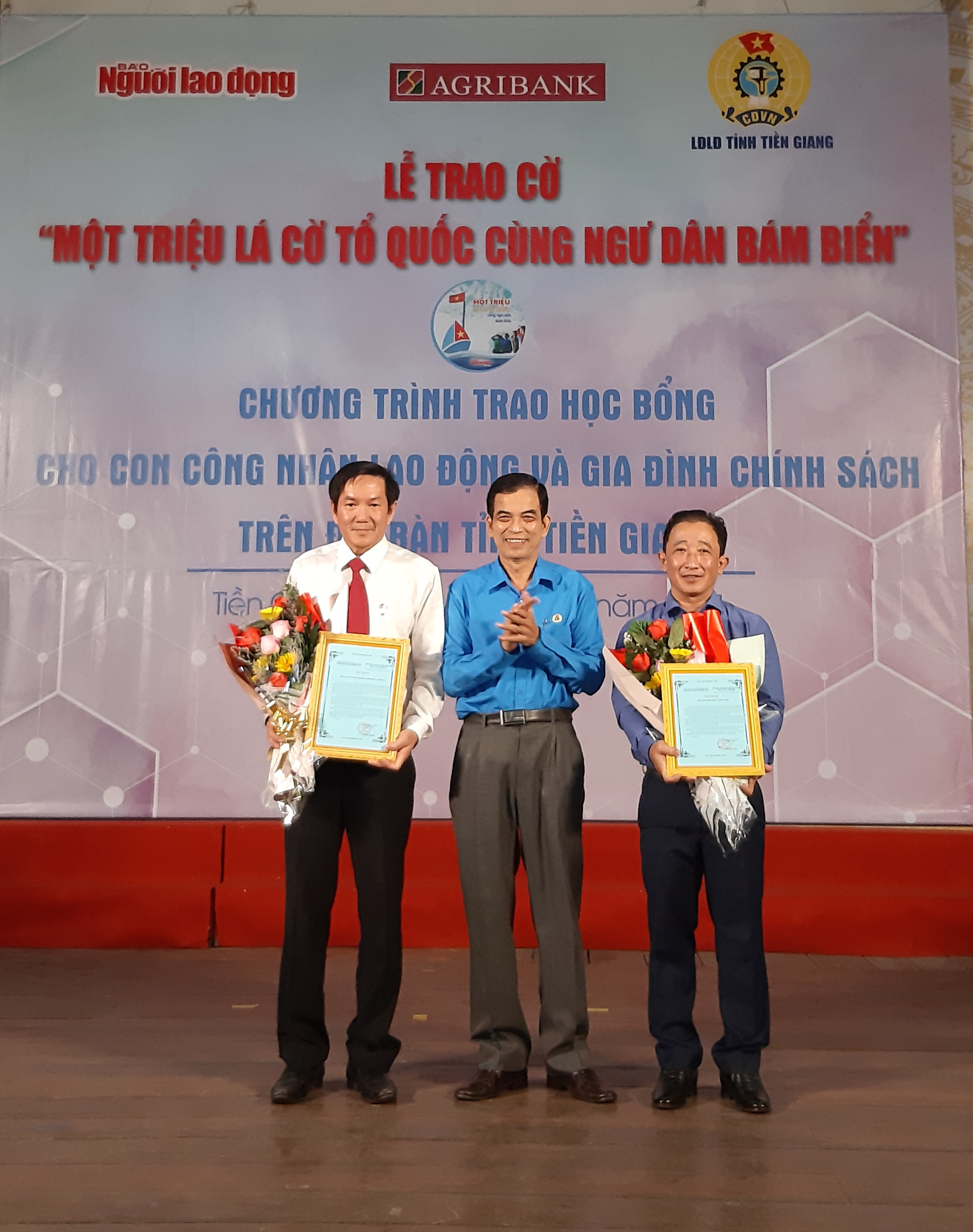 Trao 150 suất học bổng cho học sinh Tiền Giang - Ảnh 2.