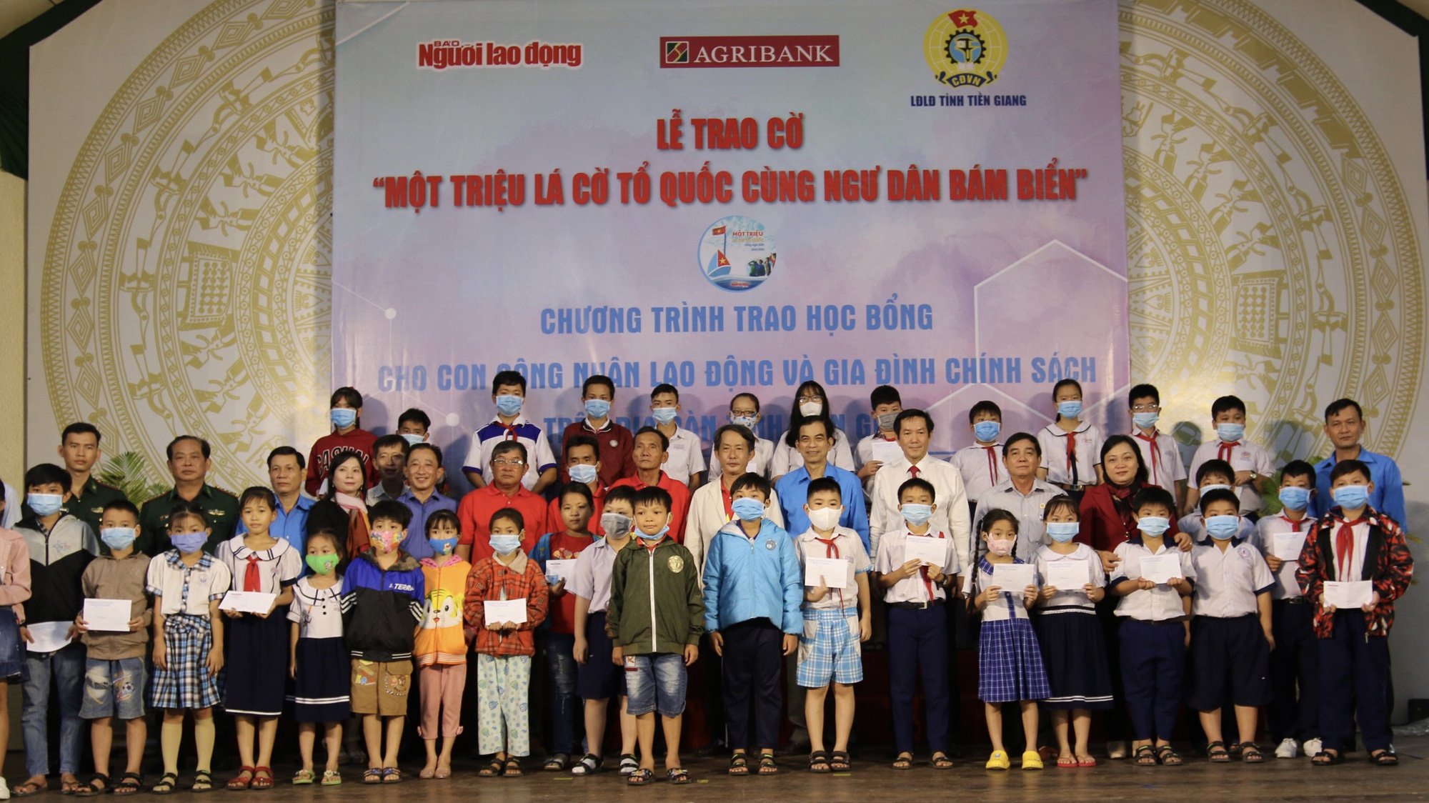 Trao 150 suất học bổng cho học sinh Tiền Giang - Ảnh 1.