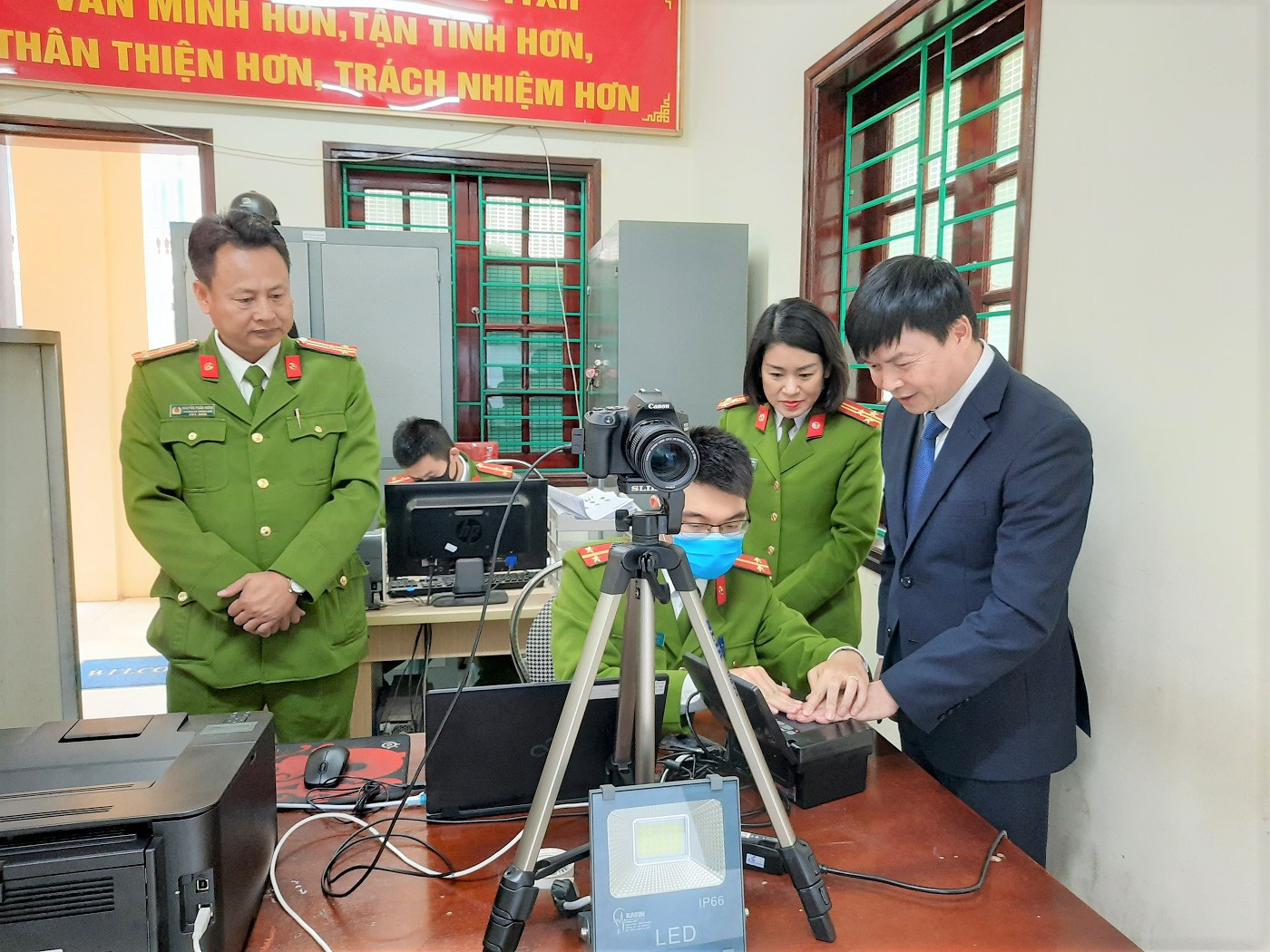 Hải Dương: Công an Thành phố đến tận nhà làm căn cước công dân gắn chip phục vụ người cao tuổi - Ảnh 2.