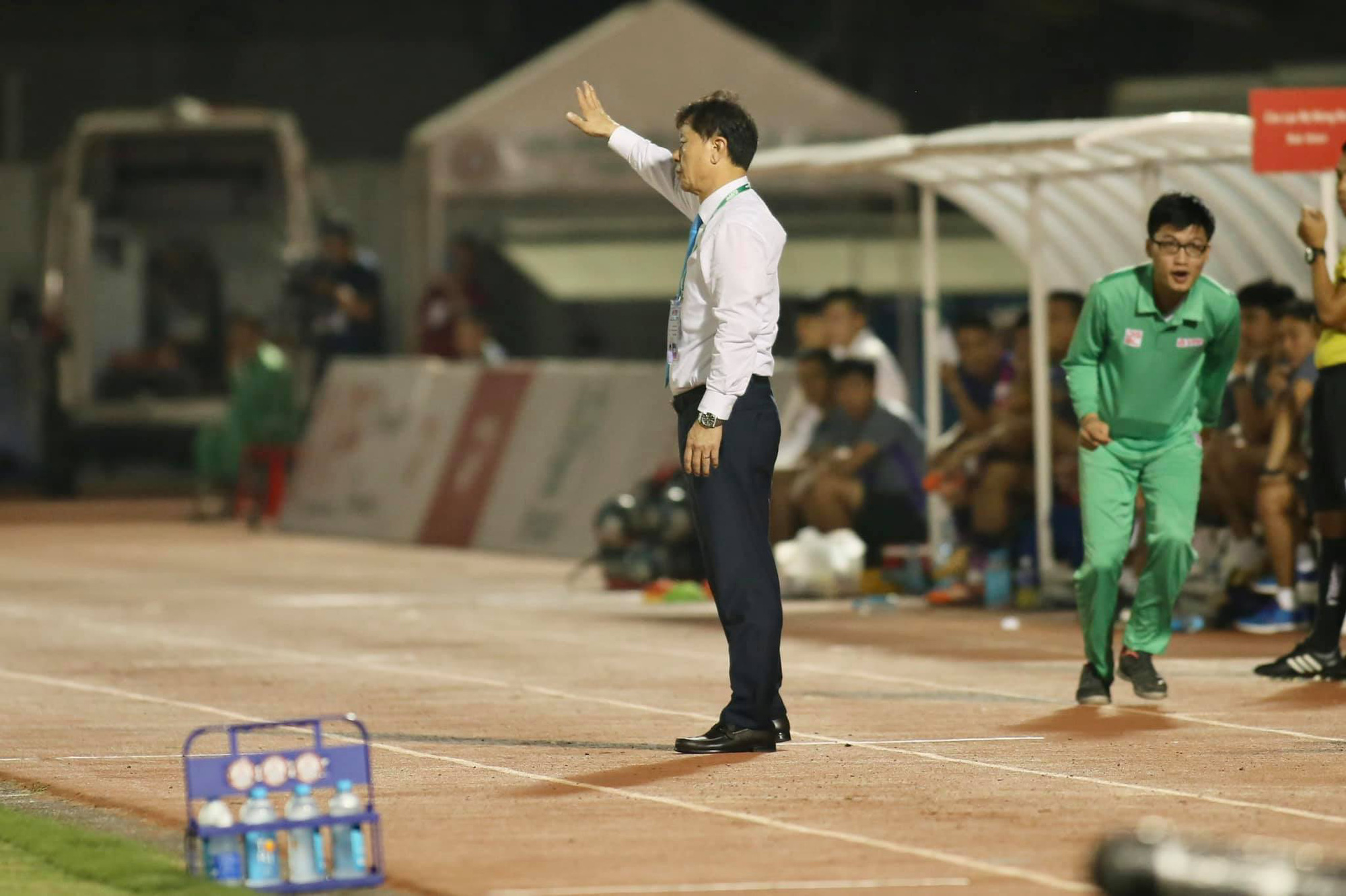 Cuộc chiến thầy ngoại tại V.League: Nhà vua, thiên sứ và những canh bạc triệu đô  - Ảnh 1.