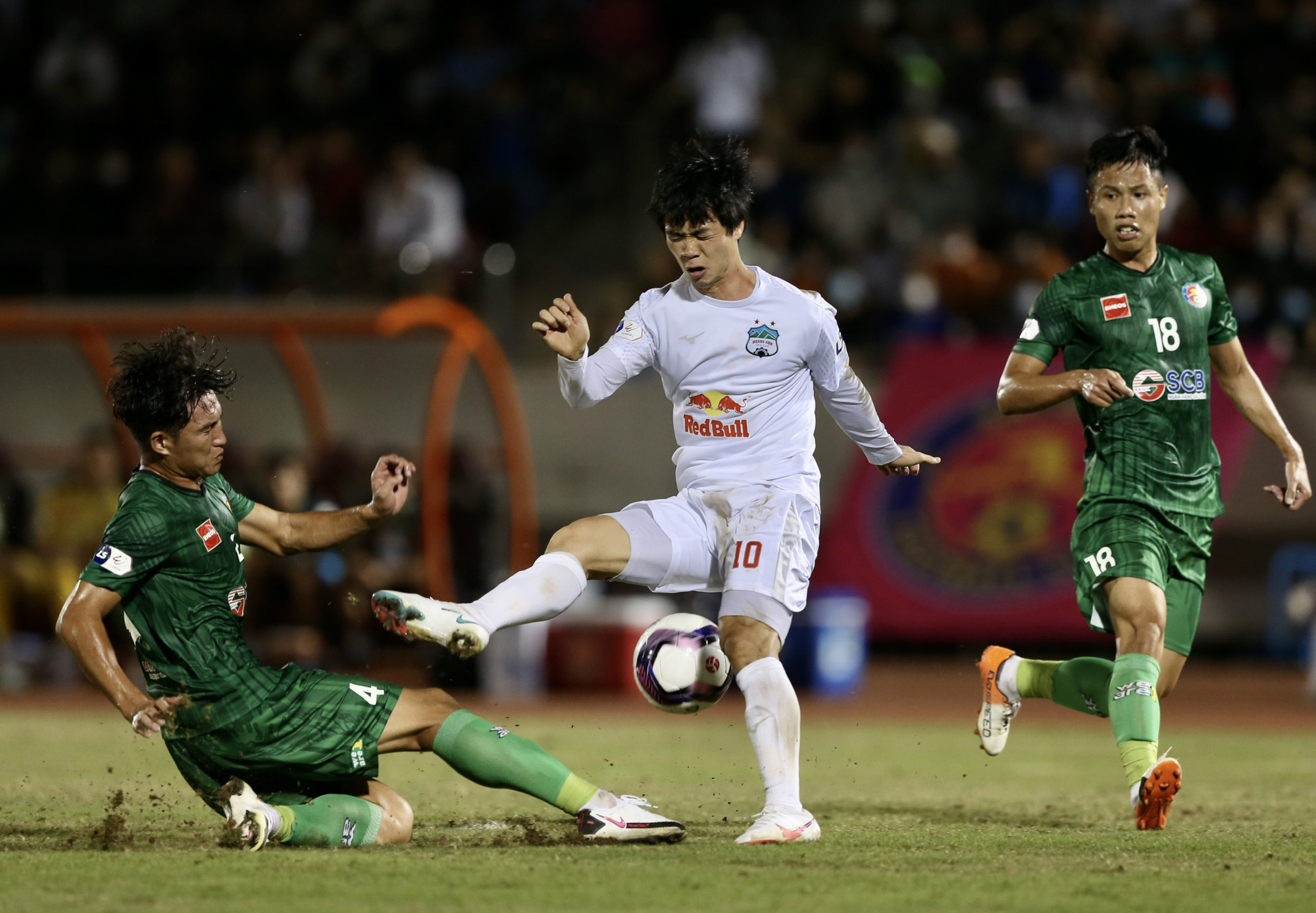 HLV Kiatisak khiến HAGL nhận kỷ lục buồn sau trận thua Sài Gòn FC - Ảnh 1.