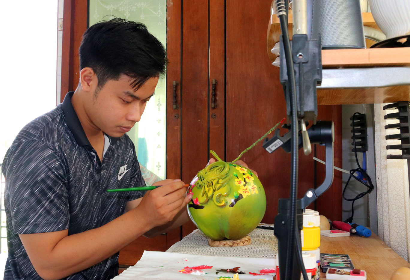 Long An: Đắp Chữ Nổi 3D Lên Trái Dừa Chưng Tết, Vừa Đăng Facebook, Trai Đẹp  Này Đã Nhận Được Hàng Chục Đơn