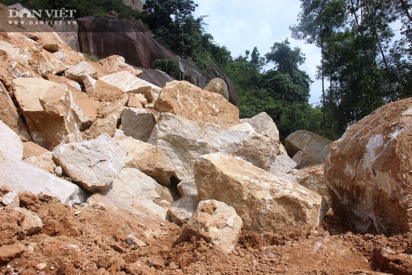 Bình Định: Cận cảnh đại công trường “băm vằm” núi Hòn Chà trái phép, cán bộ kiểm tra… “đá tặc” tháo chạy  - Ảnh 3.