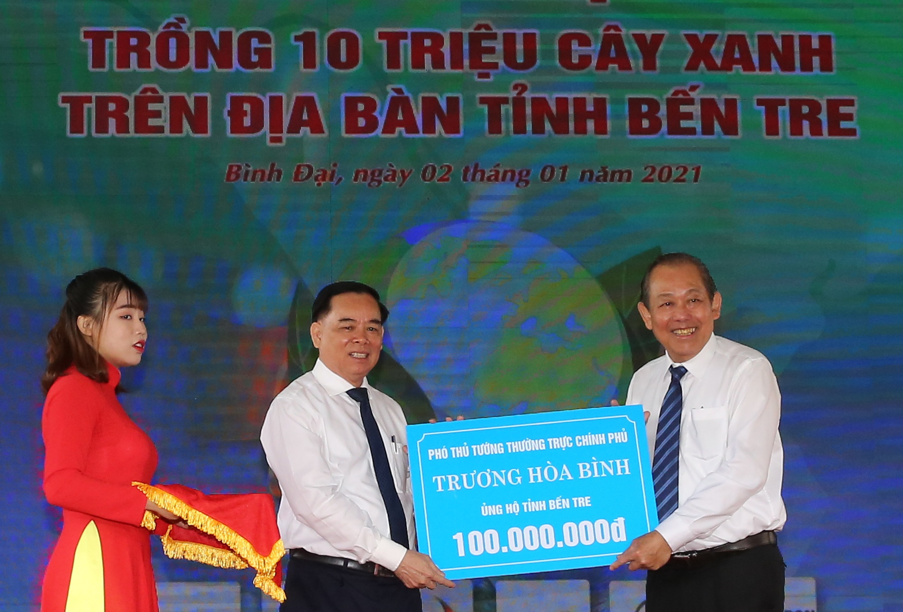 Phó Thủ tướng Thường trực dự lễ phát động đề án trồng 10 triệu cây xanh trên địa bàn tỉnh Bến Tre - Ảnh 2.