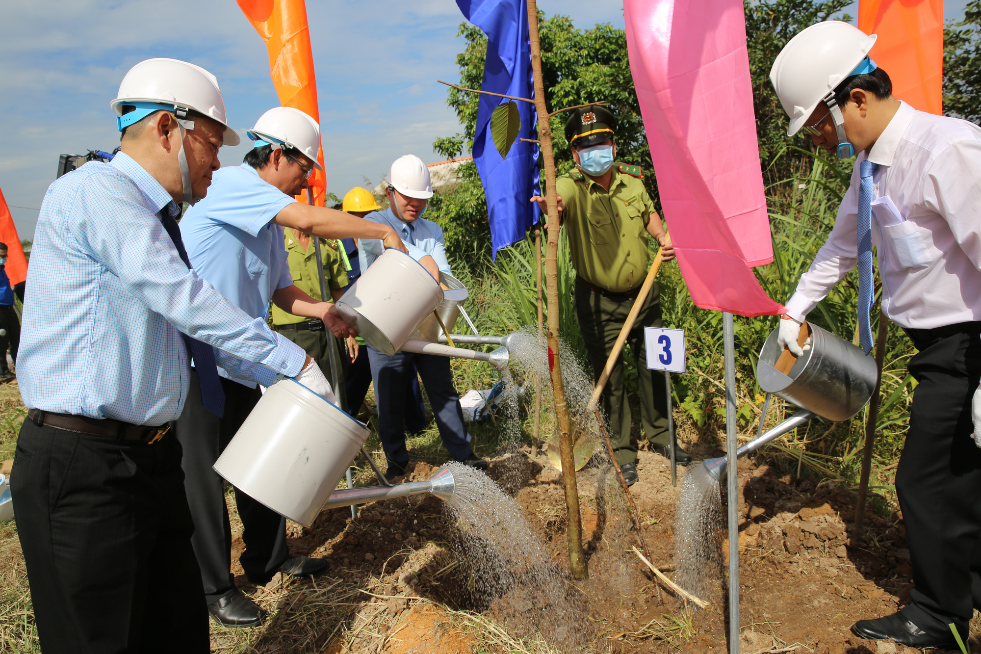 Phó Thủ tướng Thường trực dự lễ phát động đề án trồng 10 triệu cây xanh trên địa bàn tỉnh Bến Tre - Ảnh 3.