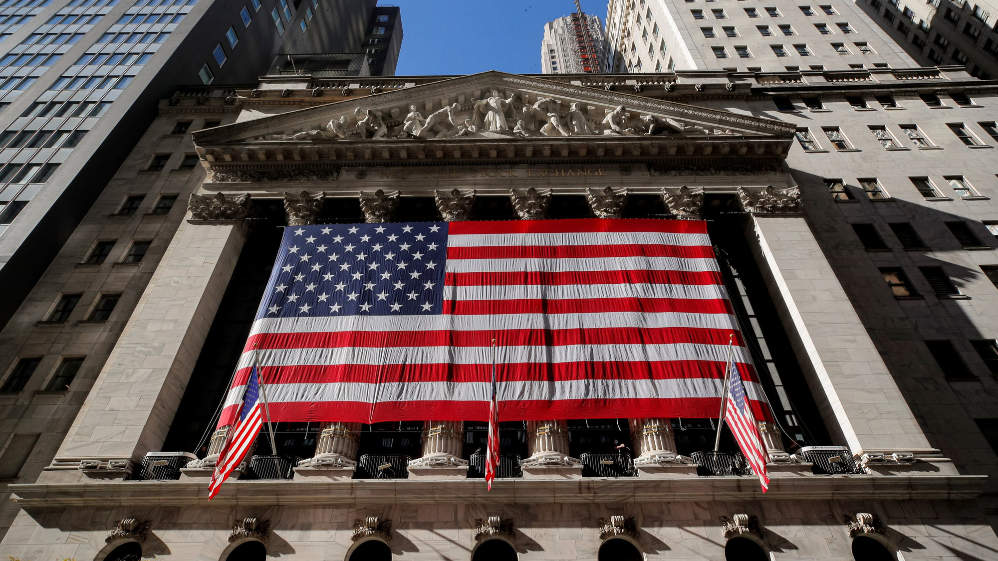 NYSE hủy niêm yết 3 công ty Trung Quốc - Ảnh 1.