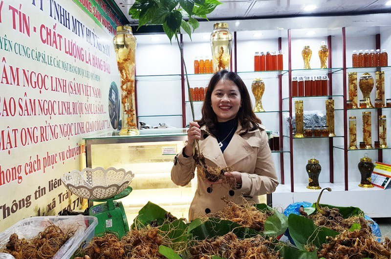 50kg sâm tươi trị giá hơn 6 tỷ đồng được bày bán tại chợ sâm Quảng Nam - Ảnh 1.