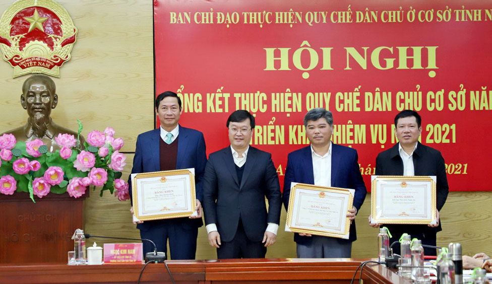 Chủ tịch UBND tỉnh Nghệ An Nguyễn Đức Trung: “Tăng cường tiếp xúc, đối thoại với Nhân dân, doanh nghiệp” - Ảnh 2.