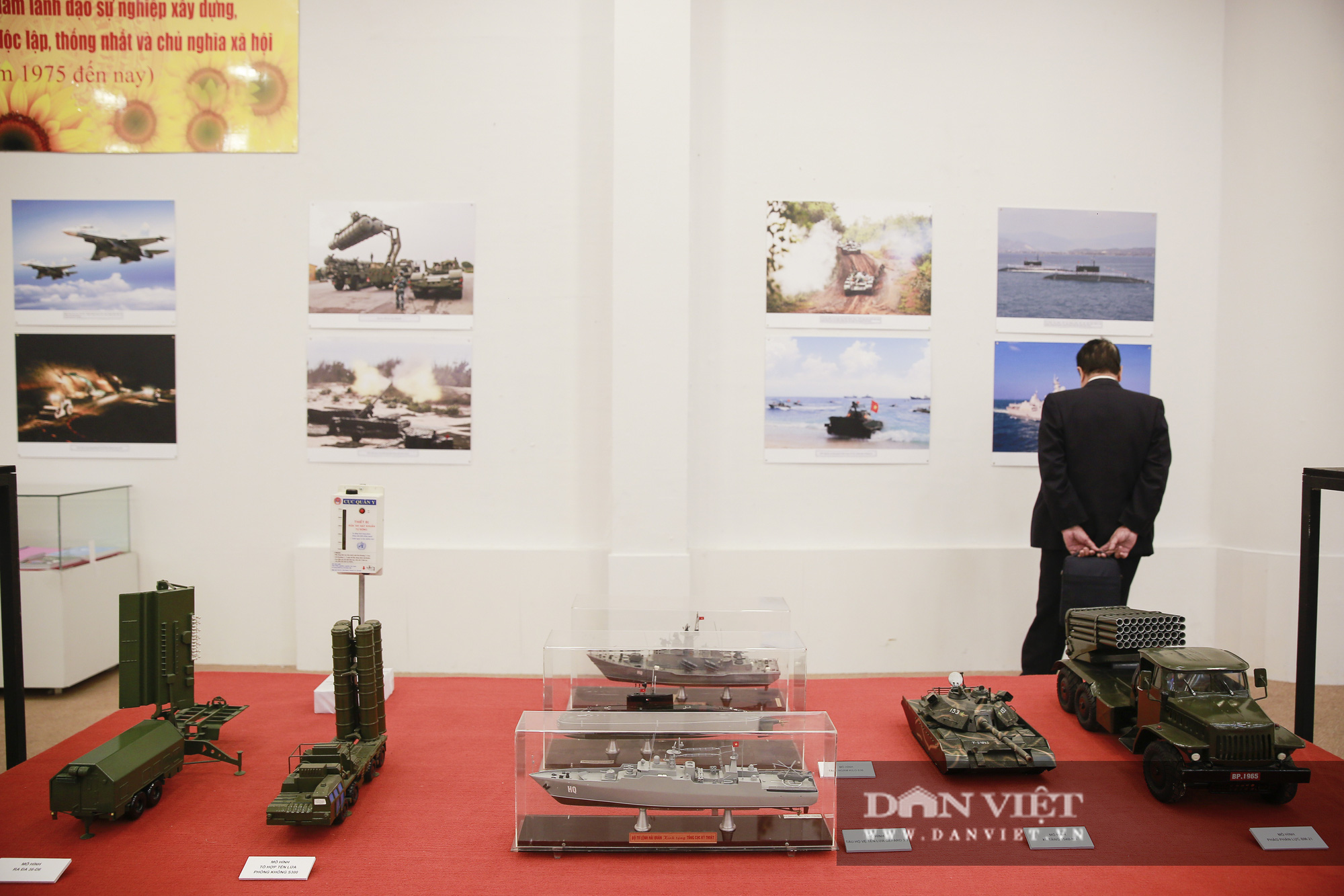 Cận cảnh những tư liệu quý và khí tài quân sự Việt Nam tại triển lãm “Đảng ta thật là vĩ đại” - Ảnh 5.
