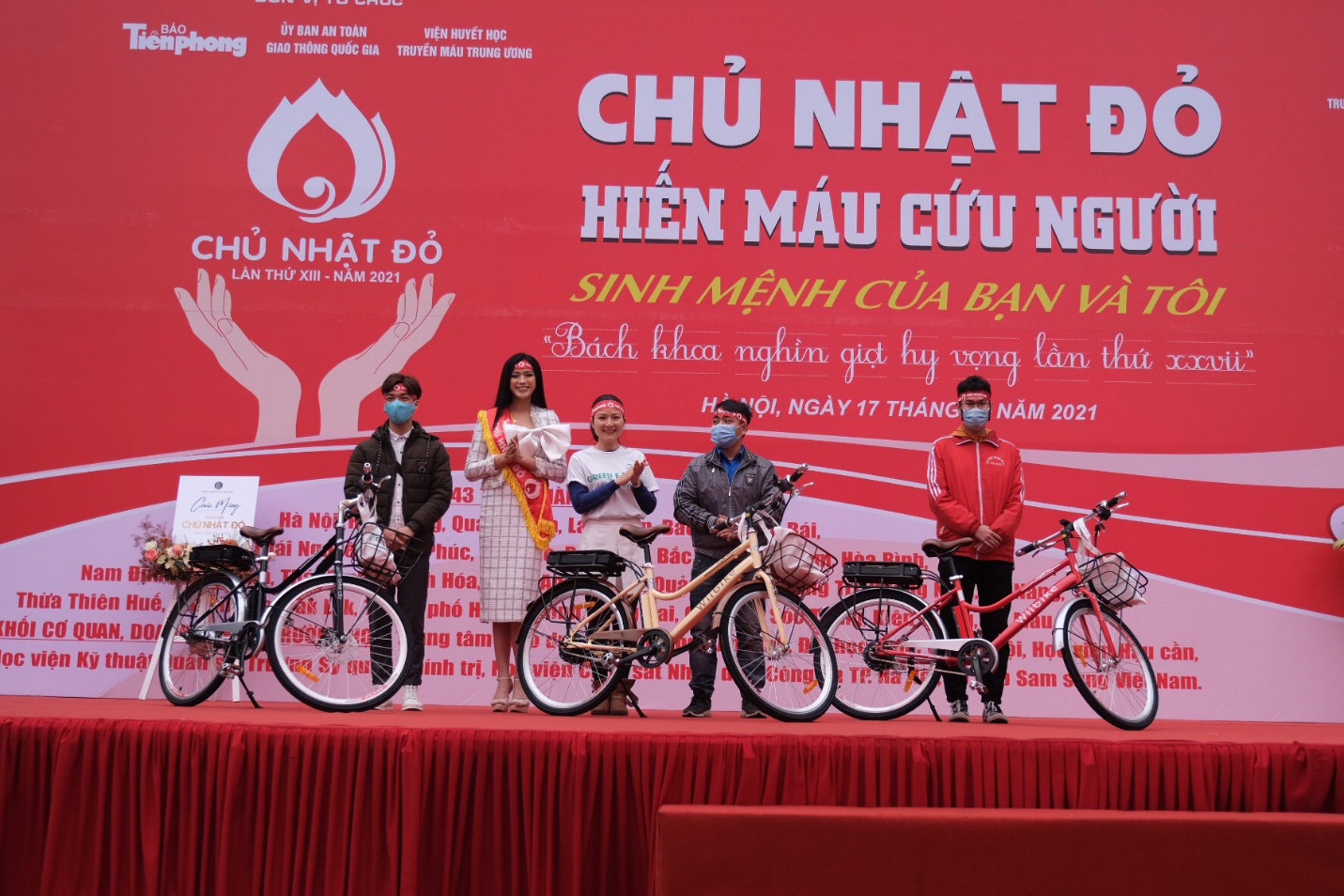 Hoa hậu Đỗ Thị Hà và Wiibike tặng xe đạp trợ lực điện cho 3 chàng trai Bách Khoa hiến máu nhiều nhất - Ảnh 4.