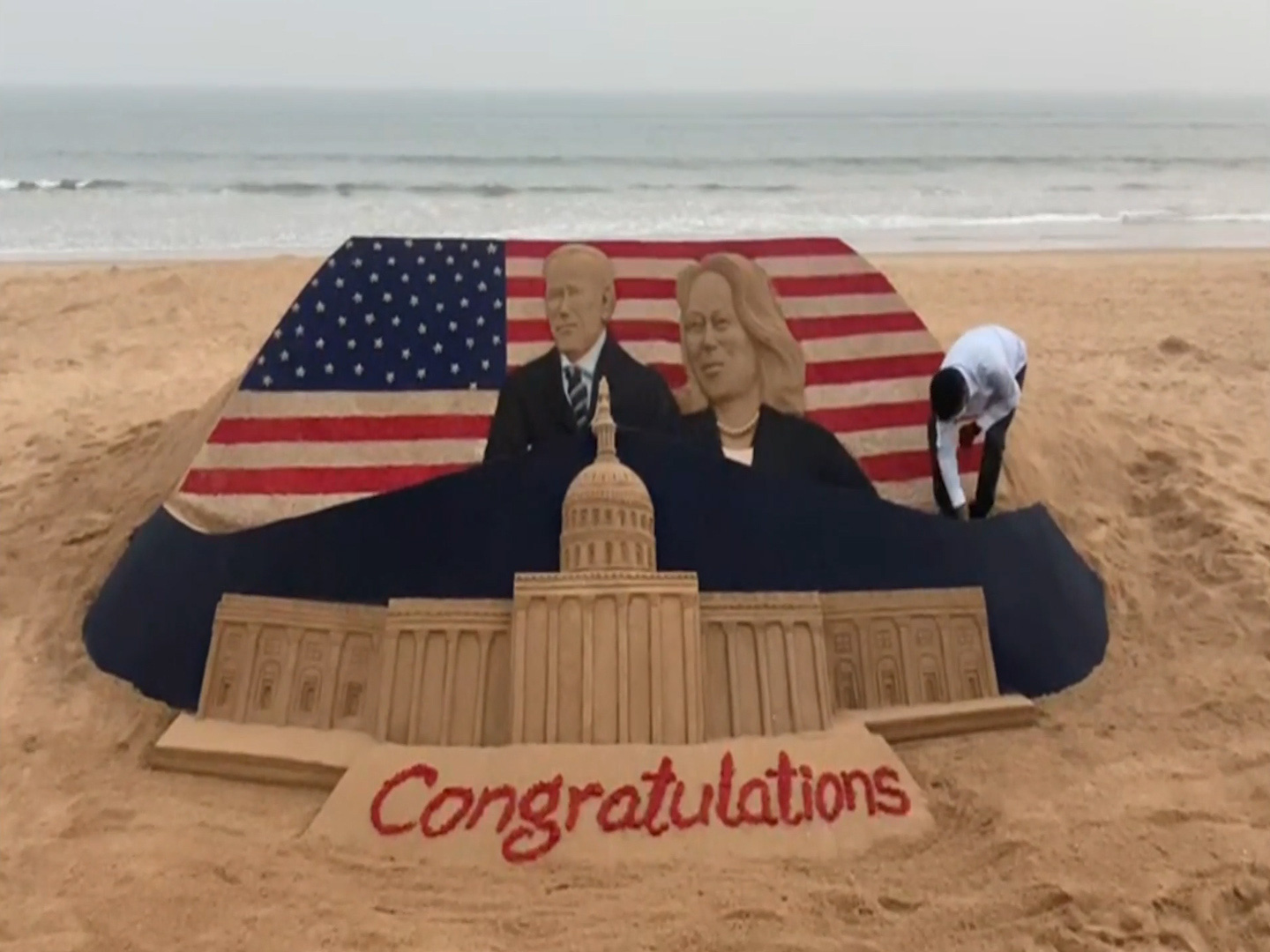 Clip: Nghệ sĩ cát điêu khắc Joe Biden và Kamala Harris một tác phẩm mừng lễ nhậm chức tổng thống - Ảnh 2.