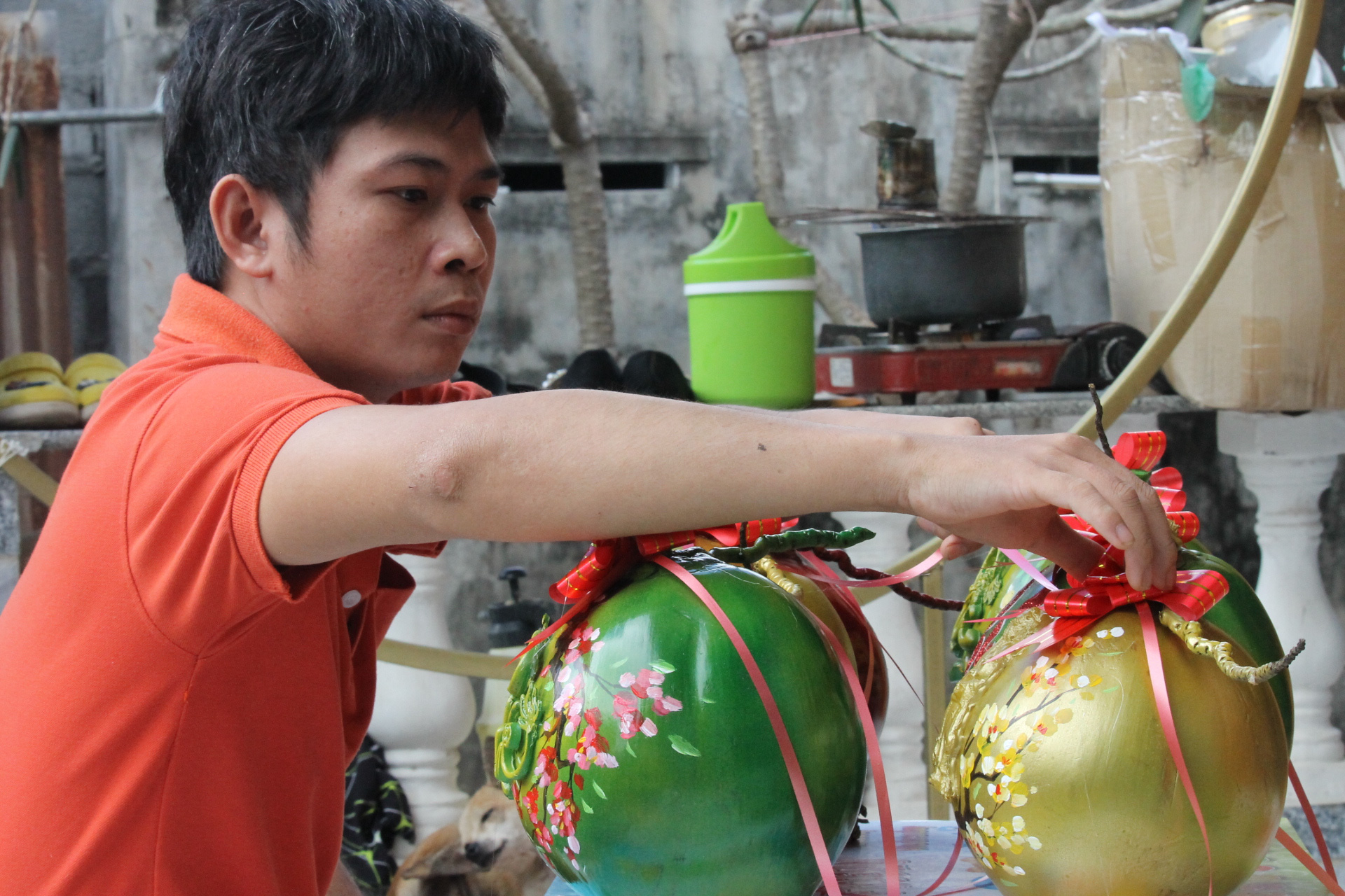 Khánh Hòa: Chàng trai trẻ đam mê vẽ dừa, dưa hấu, bưởi,... phục vụ người chơi Tết Nguyên đán - Ảnh 1.