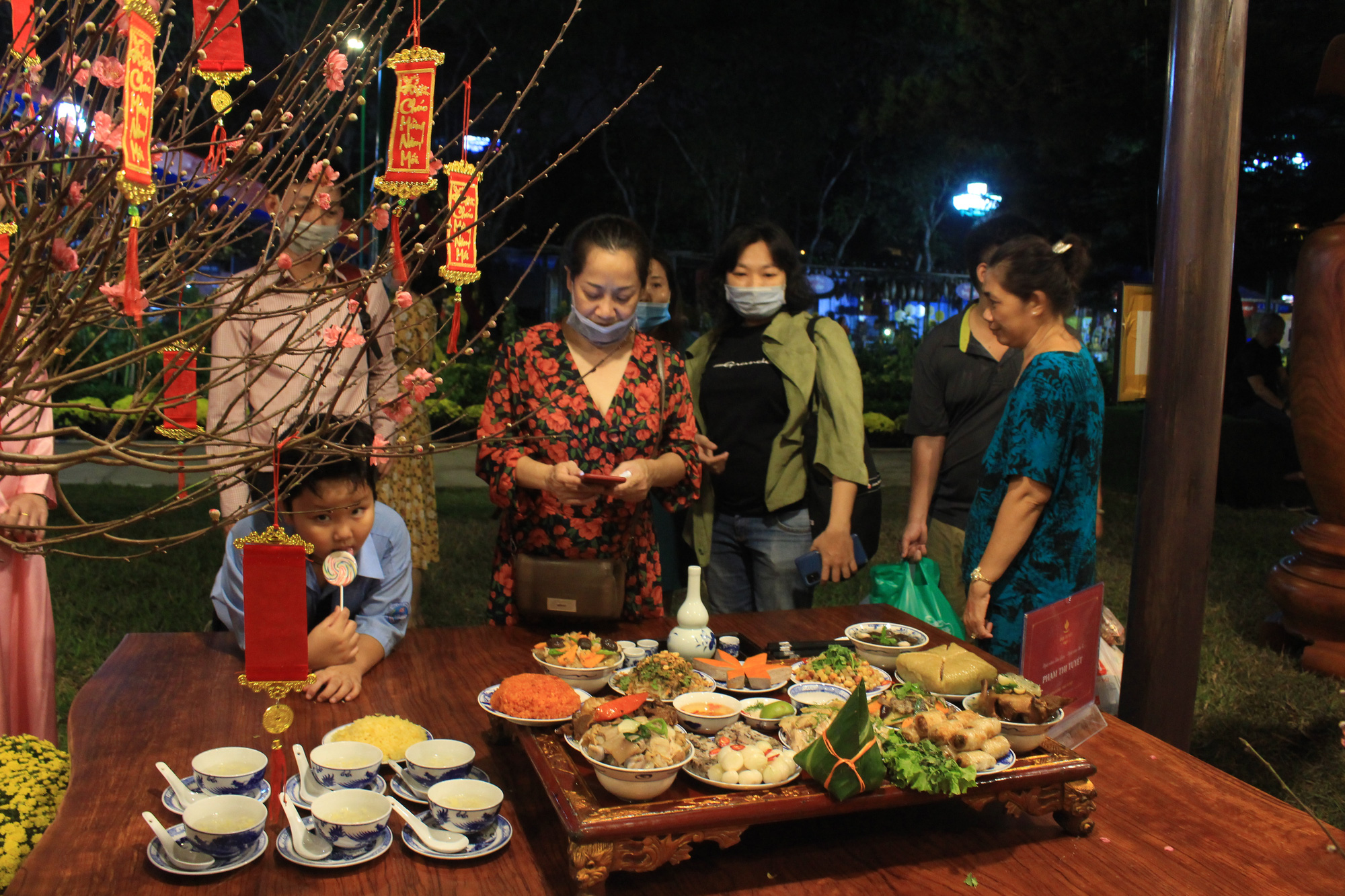 Người Sài Gòn ùn ùn đi chơi Tết, sống ảo thỏa thích, mua đặc sản 3 miền ăn Tết sớm - Ảnh 4.