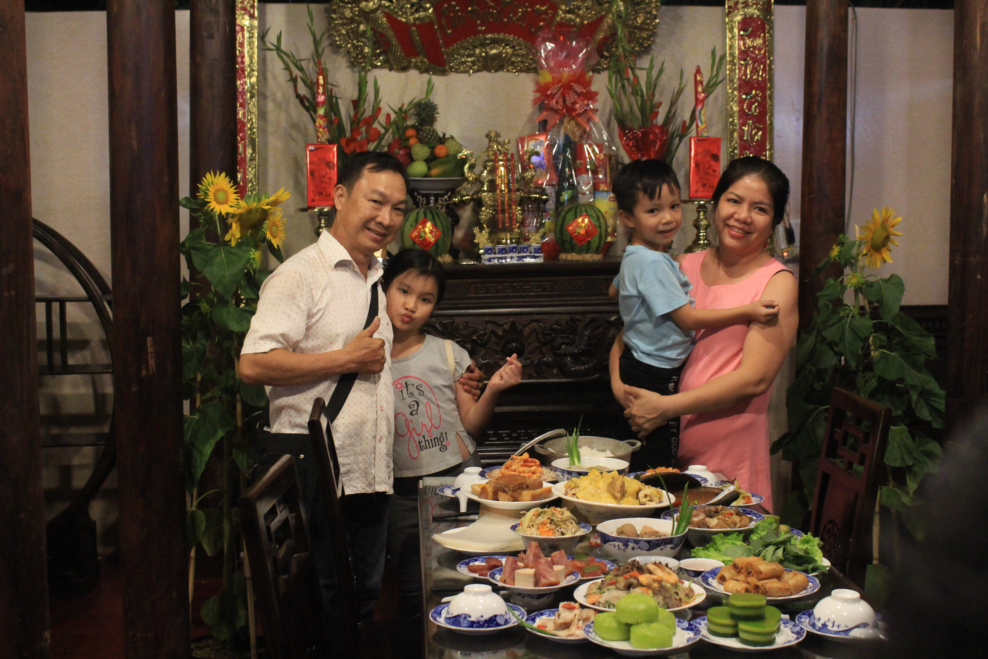 Người Sài Gòn ùn ùn đi chơi Tết, sống ảo thỏa thích, mua đặc sản 3 miền ăn Tết sớm - Ảnh 3.