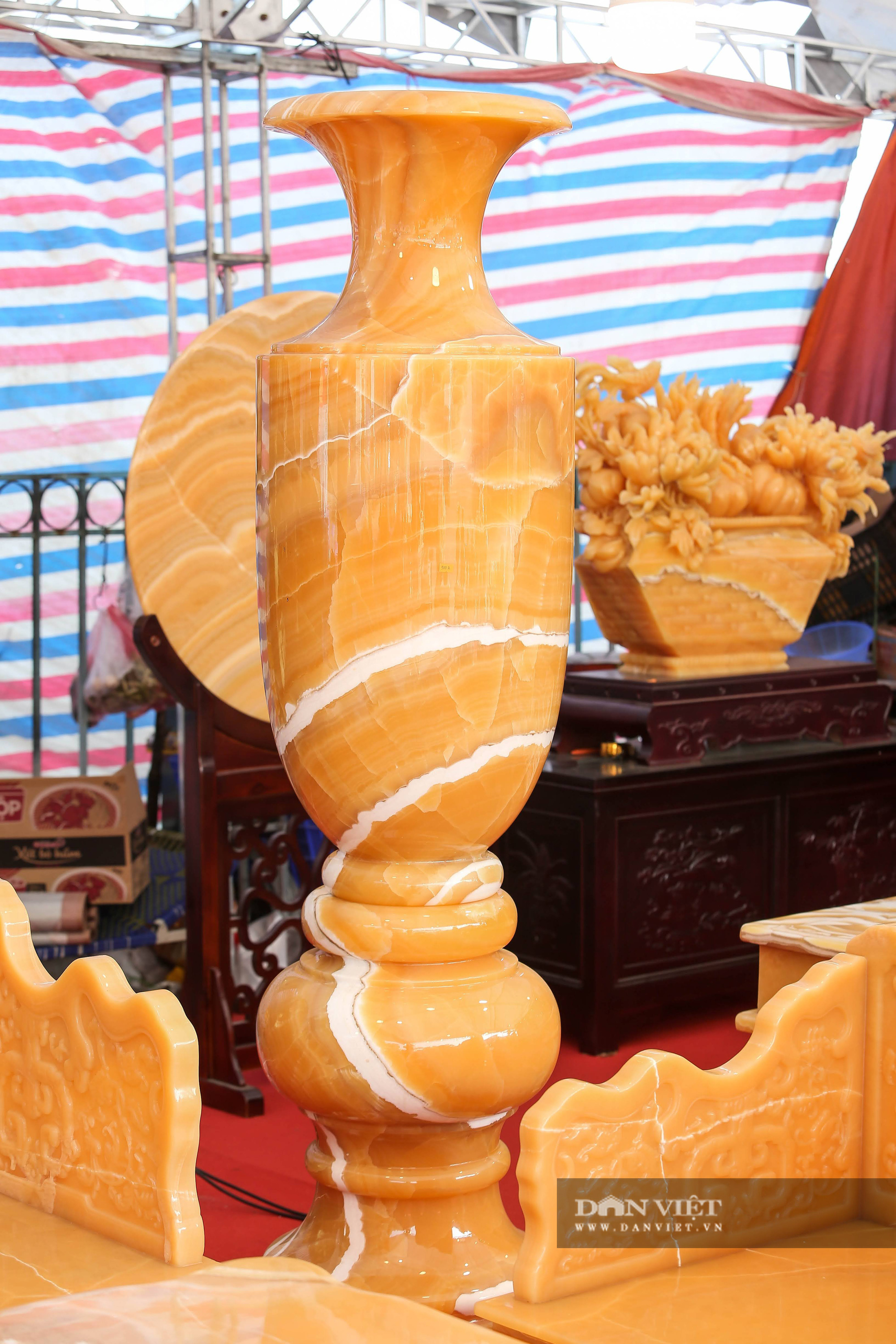 Xôn xao bộ bàn ghế làm bằng ngọc Hoàng Long giá tiền tỷ tại Hà Nội - Ảnh 10.