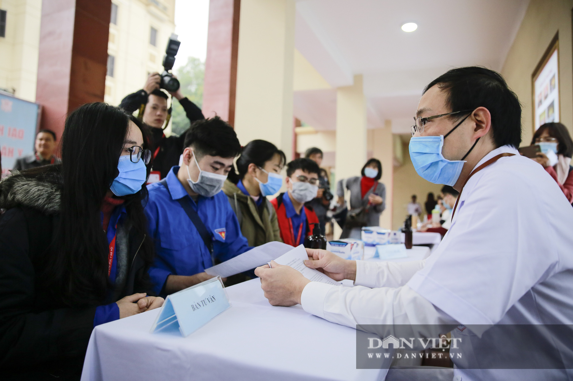 Ảnh: Tình nguyện viên đăng ký tiêm thử nghiệm vắc xin Covid-19 đặc biệt của Việt Nam - Ảnh 10.