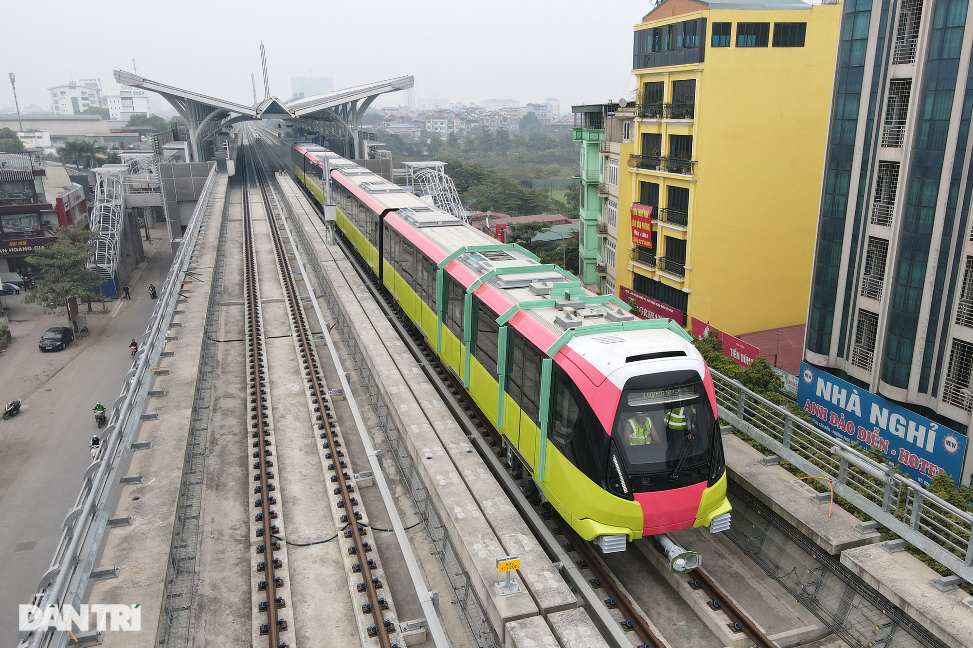 Tàu đường sắt Nhổn - ga Hà Nội lăn bánh trước ngày mở cửa cho nhân dân tham quan đoàn tàu - Ảnh 2.