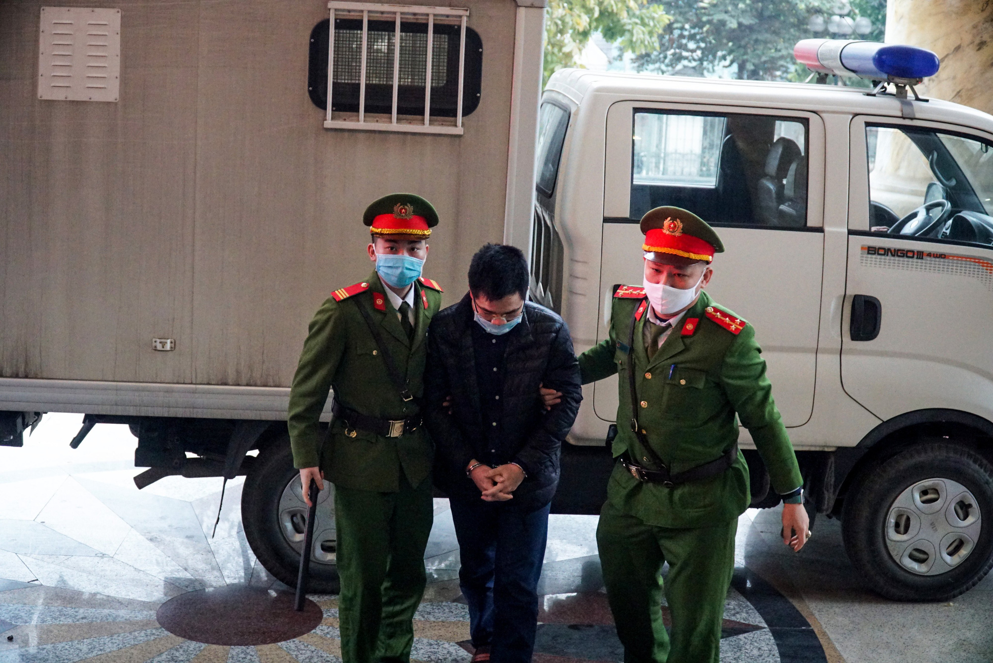 Ông Đinh La Thăng đứng giữa tòa cho phóng viên chụp ảnh, hỏi &quot;Xong chưa?&quot; - Ảnh 4.