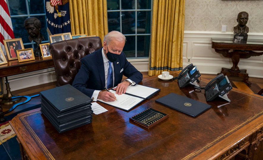 Ông Biden loại bỏ khỏi văn phòng thứ từng gắn bó không thể thiếu của ông Trump trong Nhà Trắng - Ảnh 3.