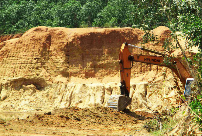 Hơn 1 năm &quot;rút ruột&quot; tài nguyên không phép, doanh nghiệp bị Phó Chủ tịch Bình Định phạt tiền tỷ - Ảnh 1.