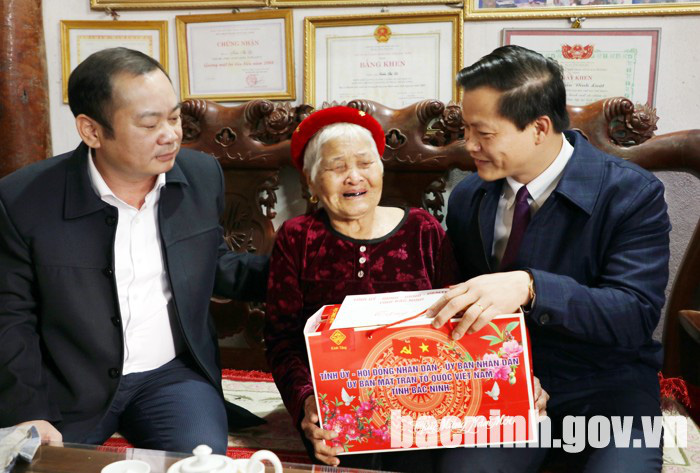 Phó Chủ tịch Thường trực UBND tỉnh Bắc Ninh thăm và tặng quà Tết tại huyện Quế Võ - Ảnh 1.