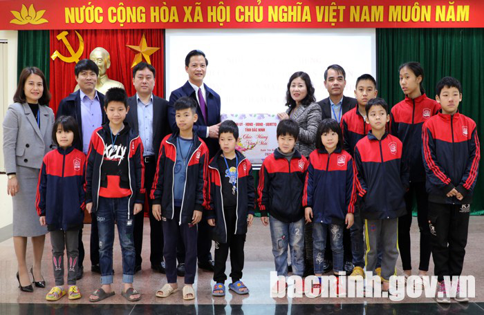 Phó Chủ tịch Thường trực UBND tỉnh Bắc Ninh thăm và tặng quà Tết tại huyện Quế Võ - Ảnh 3.