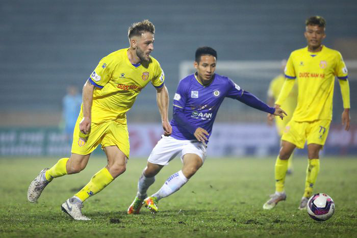 Ngoại binh Gramoz đã lập cú đúp trong trận Nam Định thắng Hà Nội FC 3-0.