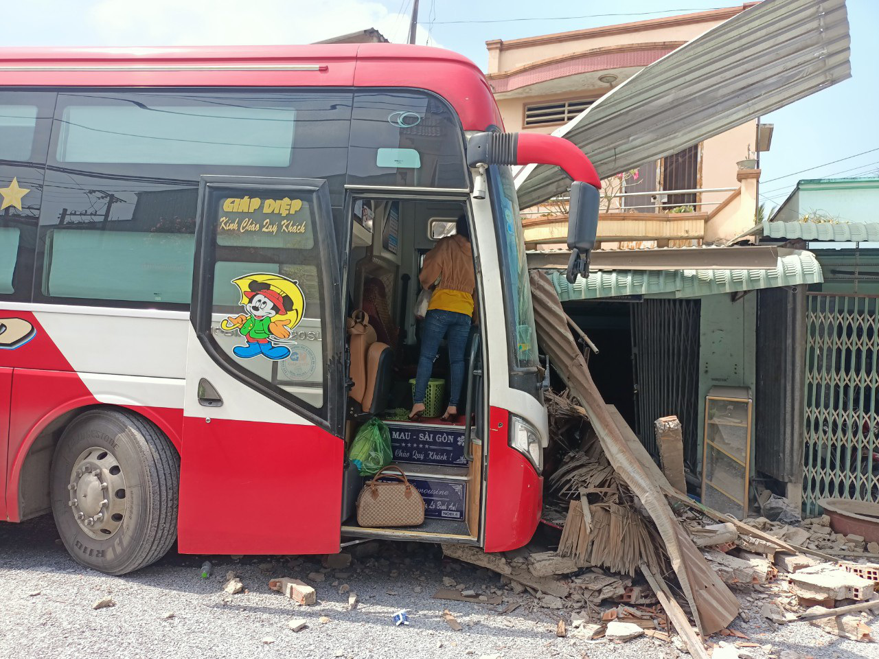 Bị xe khách tông trúng khi đang... nấu ăn trong nhà - Ảnh 1.