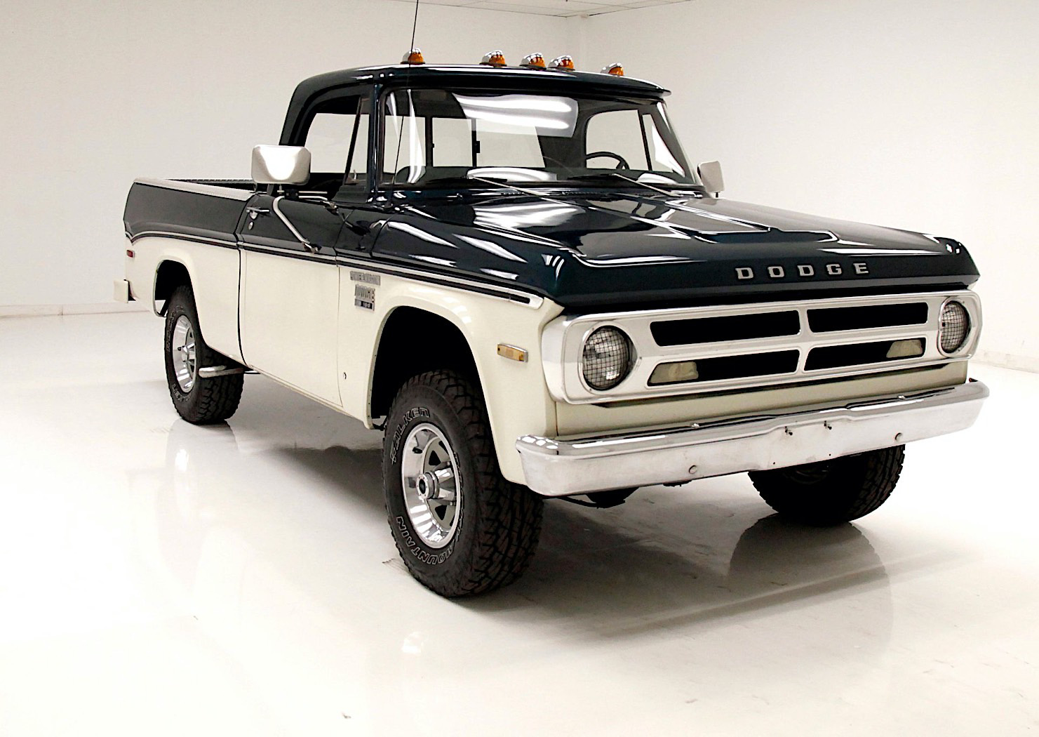 Dodge Power Wagon 1971- vẻ đẹp của một huyền thoại bán tải cổ điển - Ảnh 4.