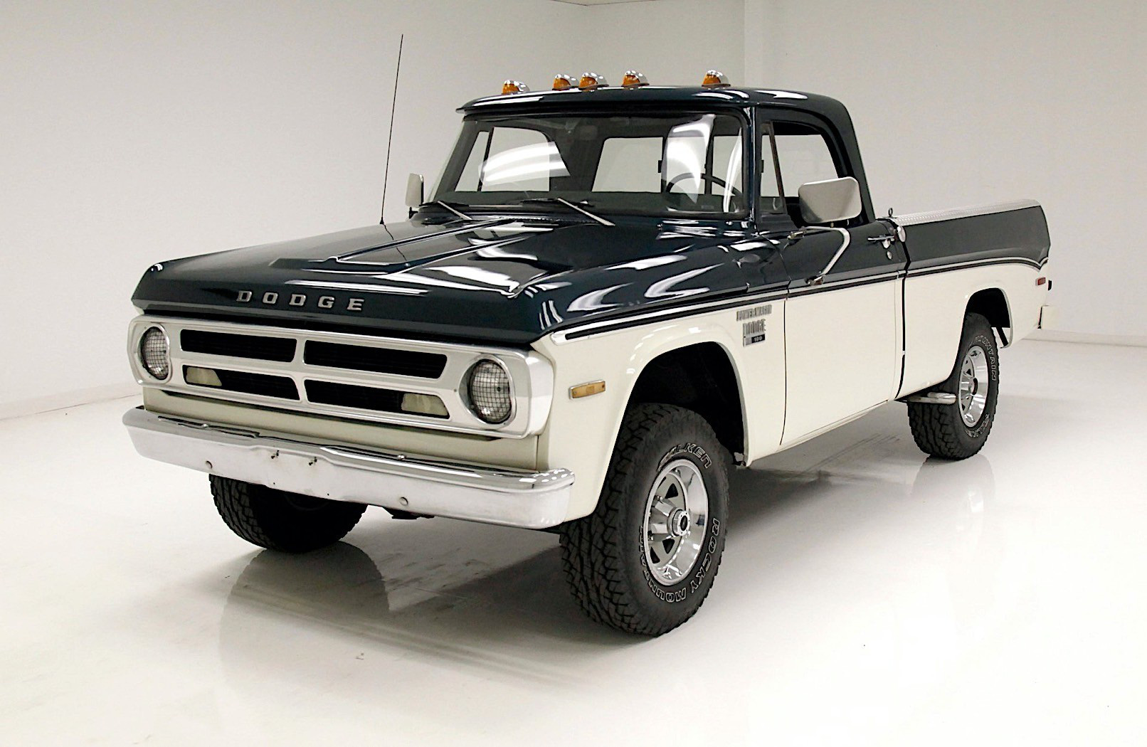 Dodge Power Wagon 1971- vẻ đẹp của một huyền thoại bán tải cổ điển - Ảnh 3.