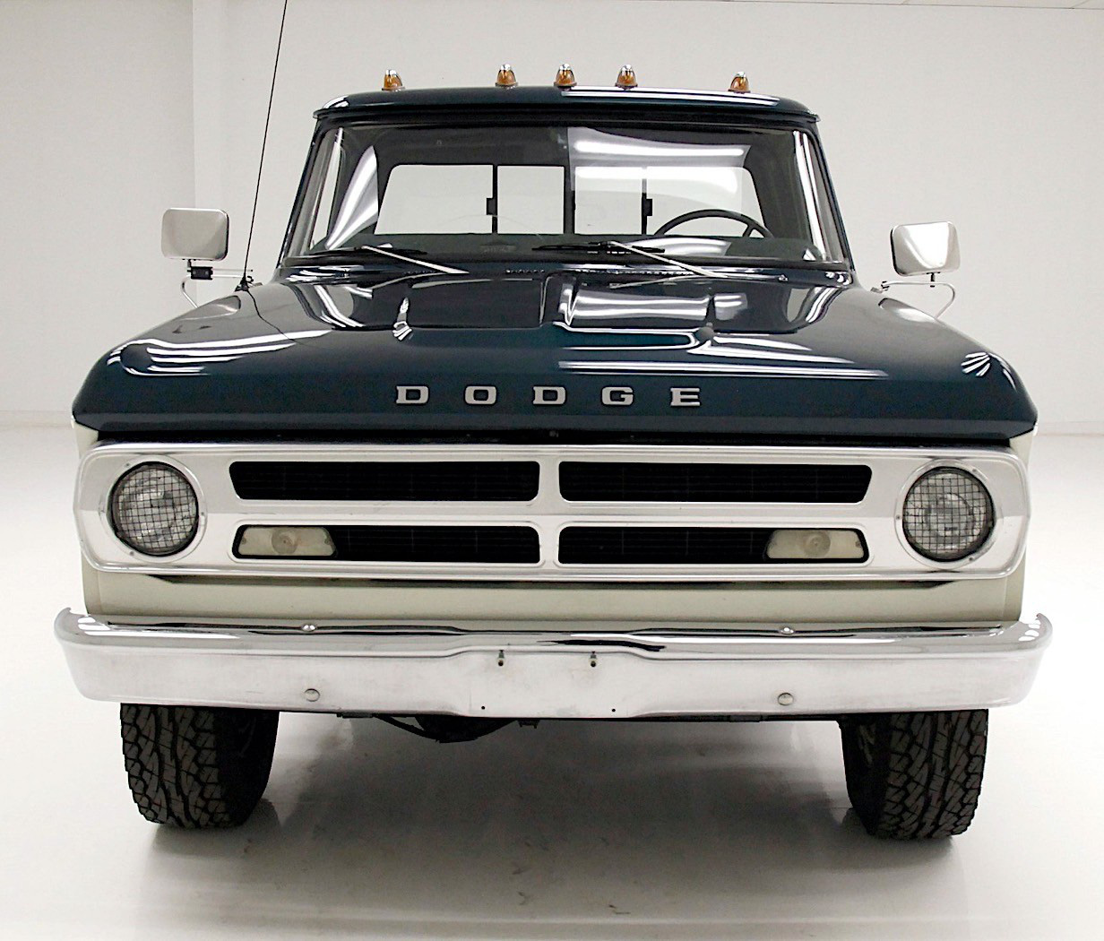 Dodge Power Wagon 1971- vẻ đẹp của một huyền thoại bán tải cổ điển - Ảnh 2.