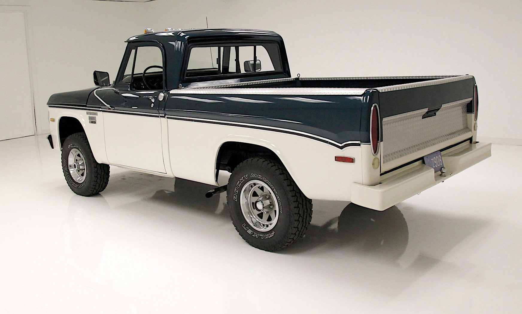 Dodge Power Wagon 1971- vẻ đẹp của một huyền thoại bán tải cổ điển - Ảnh 1.