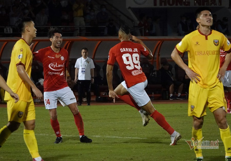 Lee Nguyễn ăn mừng chiến thắng 2-0 của TP.HCM trước đội khách HL.Hà Tĩnh ở vòng 2 V.League 2021.