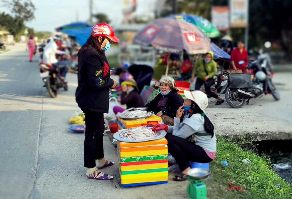 TT-Huế: Cá khoai xuất hiện nhiều, mỗi ghe bắt 40-50 kg cá đặc sản này, lên bờ thương lái xúm vào &quot;khuân&quot; hết - Ảnh 8.