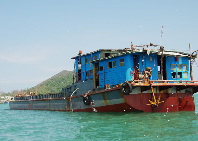 Bình Định: Khử trùng thuyền viên lai dắt tàu vỏ sắt “vô chủ” trên biển - Ảnh 1.