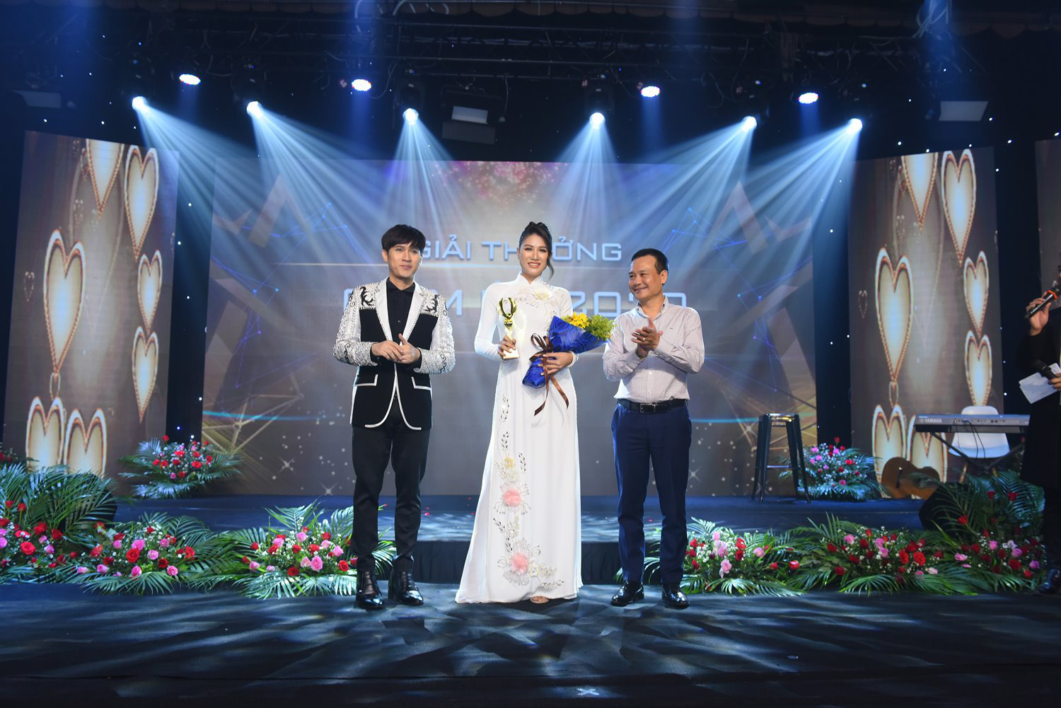 Trang Trần nhận giải thưởng Chim Én 2020 vinh danh tấm lòng thiện nguyện - Ảnh 1.