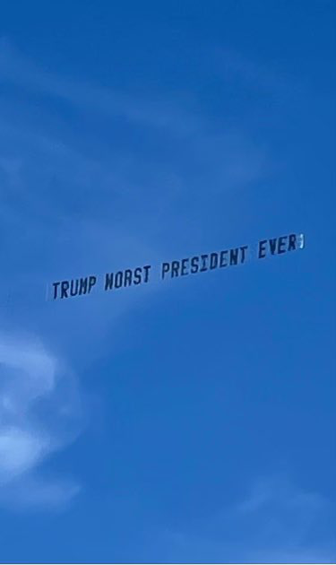 Ai đã gửi thông điệp cho Trump trên bầu trời nơi ông ở? - Ảnh 2.