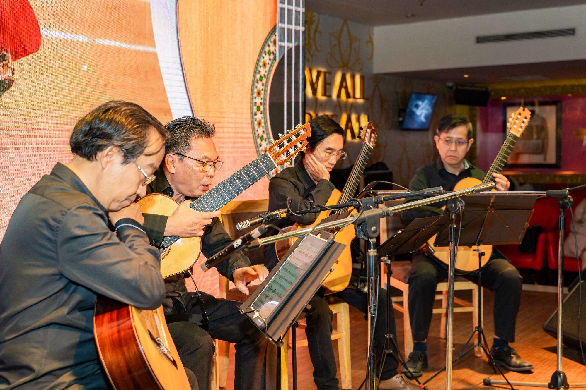 Xúc động hội ngộ tứ kiệt guitarist Nguyễn Trí Đoàn, Trần Hoài Phương, Huỳnh Bá Thơ, Nguyễn Thanh Huy - Ảnh 1.