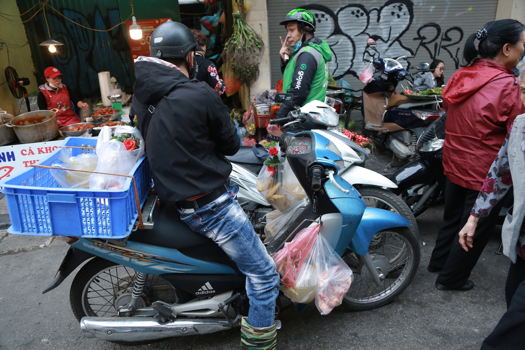 Chủ quán bán hàng trăm con gà cánh tiên chỉ trong nốt nhạc ở ‘chợ nhà giàu’ phố cổ Hà Nội  - Ảnh 9.