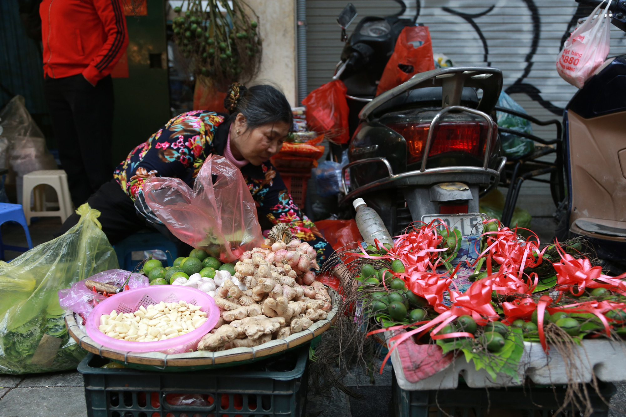 Chủ quán bán hàng trăm con gà cánh tiên chỉ trong nốt nhạc ở ‘chợ nhà giàu’ phố cổ Hà Nội  - Ảnh 13.